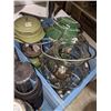 Image 8 : A large lot of vintage lanterns and thermos