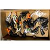 Image 2 : plastic guns (approx. 14 pieces) and gun key chains (approx. 9 pieces)