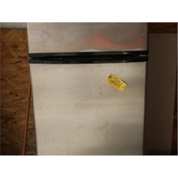 WHIRLPOOL STAND UP FRIDGE W/FREEZER (WORKING CONDITION)