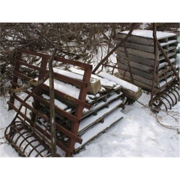 STEEL PALLET, 3 PACKERS