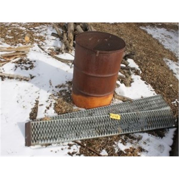2 METAL RAMPS & BURN BARREL