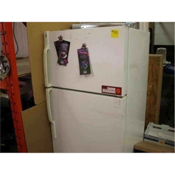 GE FRIDGE (28" X 68")