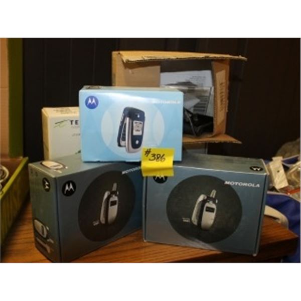 ASSORTED MOTOROLA FLIP PHONES