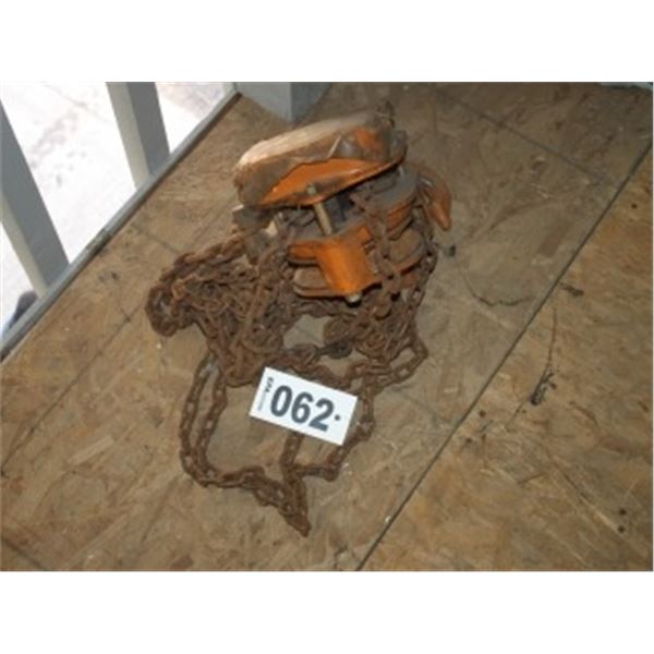 CHAIN HOIST (APPROX. 1 1/2 TON)