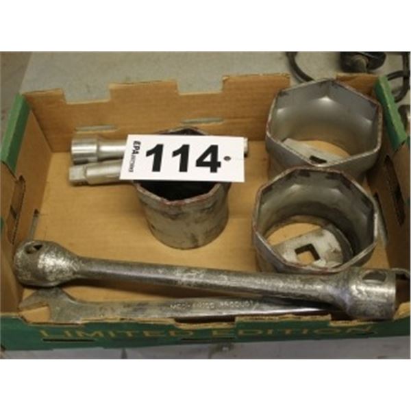 BOX OF AXLE NUT SOCKETS, 3/4" EXTENSIONS