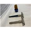 Image 2 : Razors and brush