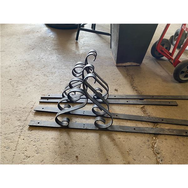 Metal decor hangers