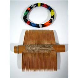 A GLASS BEAD BRACELET AND HAIR COMB,