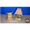 Image 1 : Wooden Décor Pieces (2): Fireplace Lamp & Novelty Outhouse