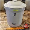 Image 1 : 5 Gallon Crock with Lid - Medalta (16-1/2"H x 13" Dia)
