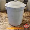 Image 2 : 5 Gallon Crock with Lid - Medalta (16-1/2"H x 13" Dia)