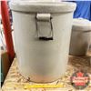 Image 2 : 25 Gallon Crock - Medalta (24"H x 20" Dia)