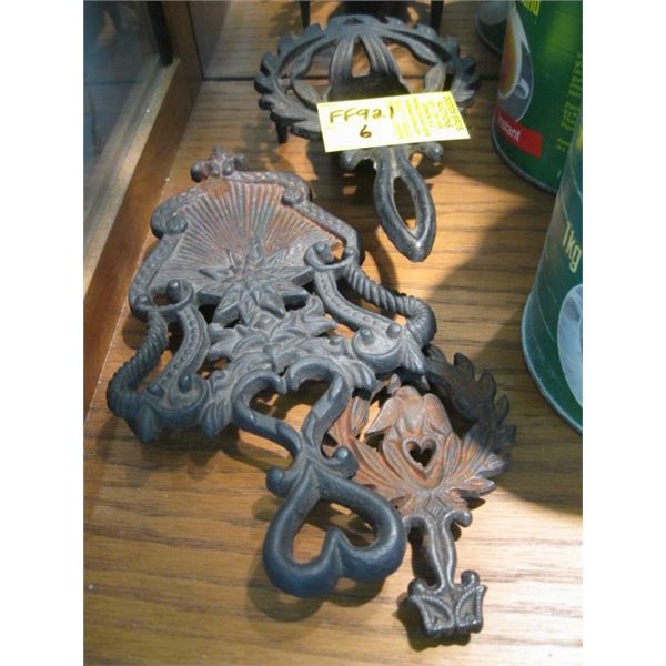 3 METAL VINTAGE POT HOLDERS