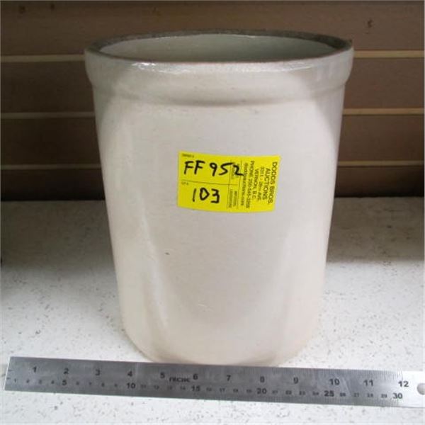 CROCKERY POT MARKED USA