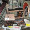Image 1 : VINTAGE TOY METAL SEWING MACHINE