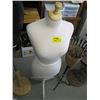 Image 1 : WHITE MANNEQUIN ON STAND