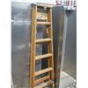 Image 1 : WOODEN STEP LADDER