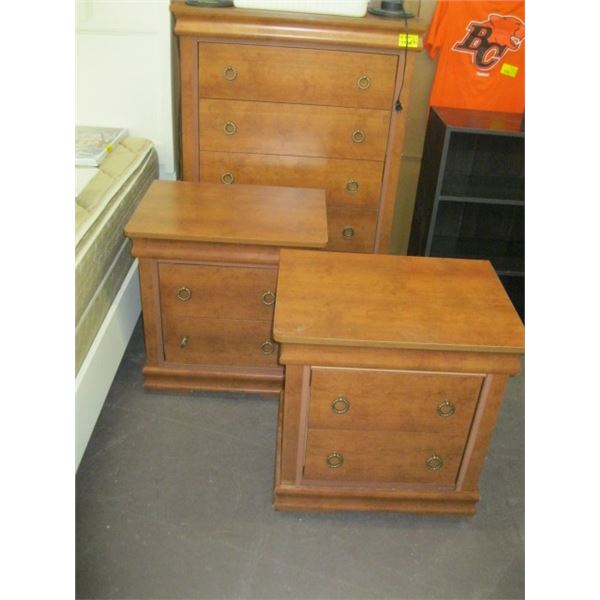 5 DRAWER DRESSER WITH 2 MATCHING NIGHT STANDS