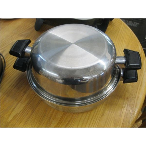 2 LOW POTS, 1 WITH EGG COOKER