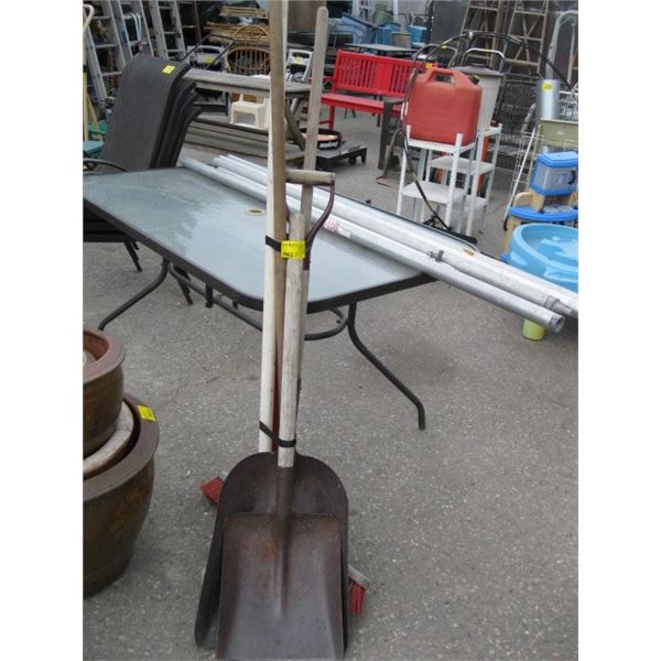 BUNDLE OF GARDEN TOOLS, BROOM, SHOVELS, ETC.