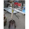 Image 1 : BUNDLE OF GARDEN TOOLS, BROOM, SHOVELS, ETC.