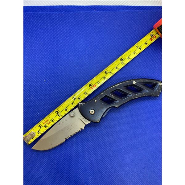 Buck folding pocket knife with clip.