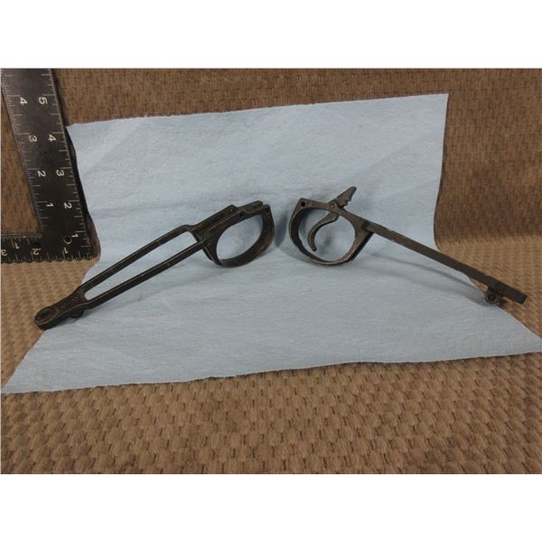 2 Lee Enfield Trigger Guards only 1 has a Trigger