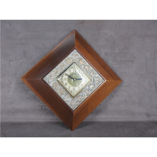 United Clock Corp. Vintage Electric Wall Clock