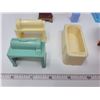 Image 2 : Lot of Marx plastic doll house furniture (9 pieces)
