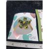 Image 4 : Lot of gold tone broaches with green stones/rhinestones (3)