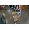Image 2 : 2 aluminum ladders 3 step and 4 step