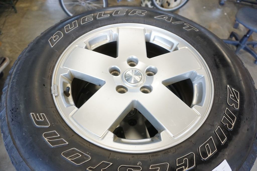 Set of four bridgestone dueller P255 70 R18 tires on aluminum jeep 5 x