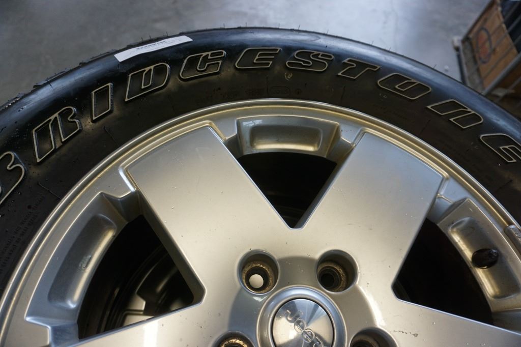 Set of four bridgestone dueller P255 70 R18 tires on aluminum jeep 5 x
