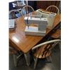 Image 2 : WHITE SEWING MACHINE