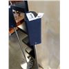 Image 2 : 2 YAMAHA SPEAKERS ON FLOOR STANDS