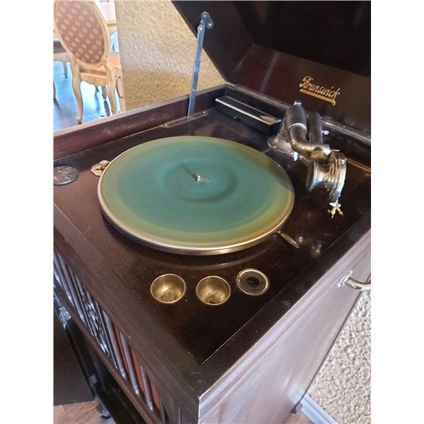 Brunswick Record Player. Working condition. Comes with five record binders. Antique circa 1915.