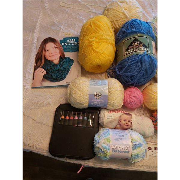 Assorted knitting supplies (21 pieces)