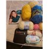 Image 1 : Assorted knitting supplies (21 pieces)