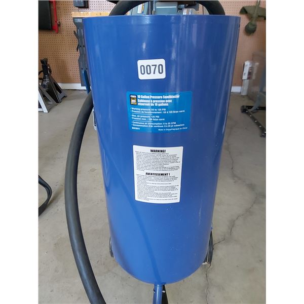10 Gallon Pressure Sand Blaster - Glass Beads x2