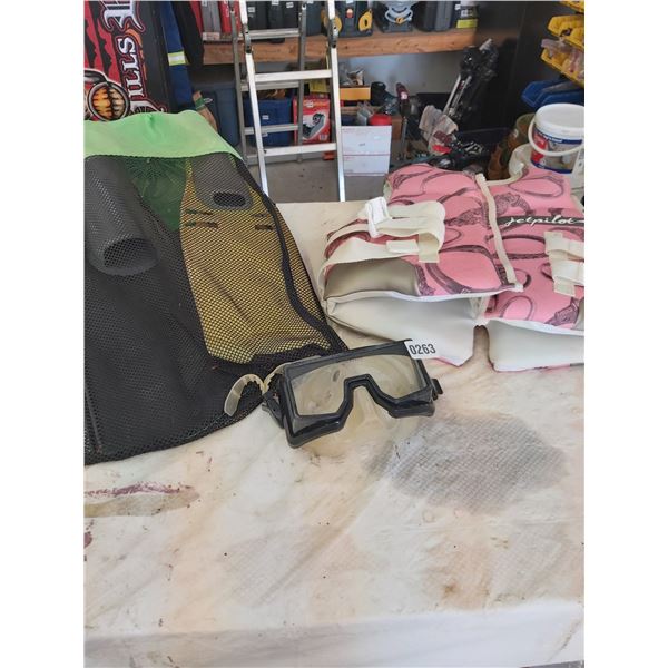 Jet Pilot life vest size XL 2 pau flippers size XXL + XS diving goggles