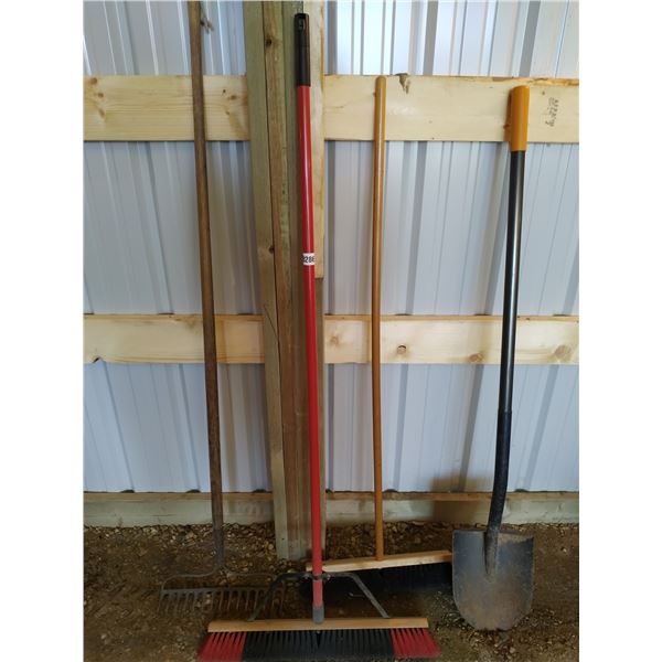 Two push brooms - Spade - Metal rake