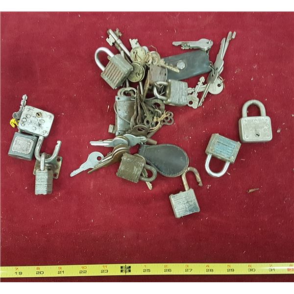 Lot Vintage Locks & Keys