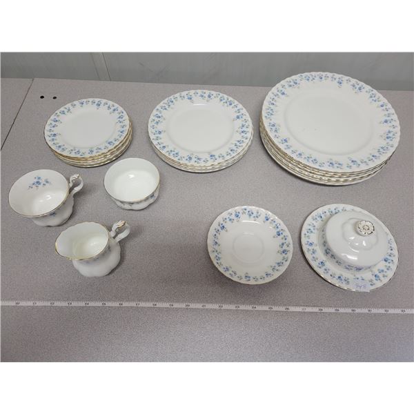 22 pieces Royal Albert (memory lane)