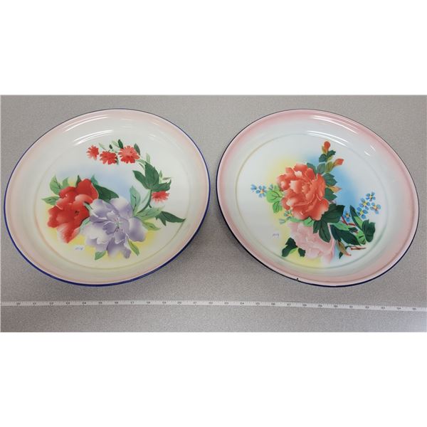2 enamel trays