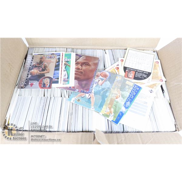BOX WITH LARGE LOT OF ASSORTED BASKETBALL CARDS
