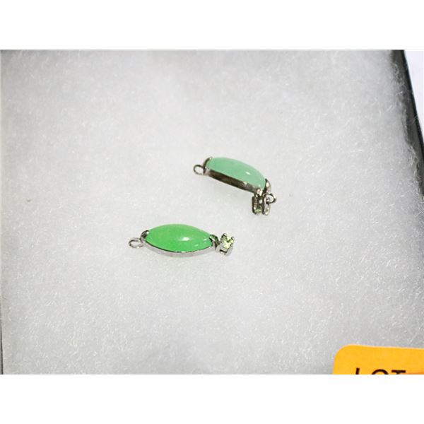 PAIR OF JADE PENDANTS, NO CHAIN