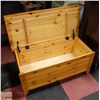 Image 2 : SOLID WOOD HINGED-LID STORAGE BENCH (40"L X 18.5"