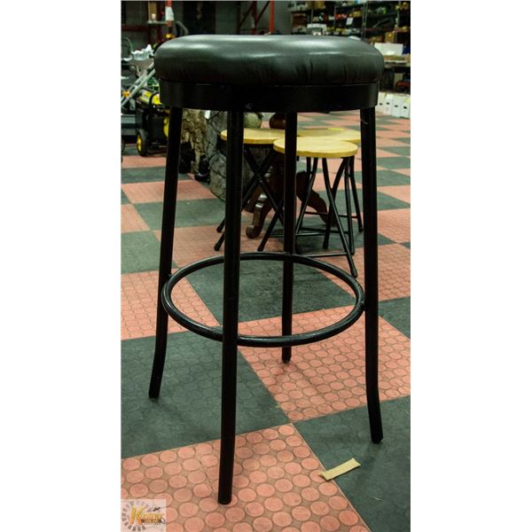 BLACK METAL FRAME PADDED SEAT BAR STOOL - 31 INCHES