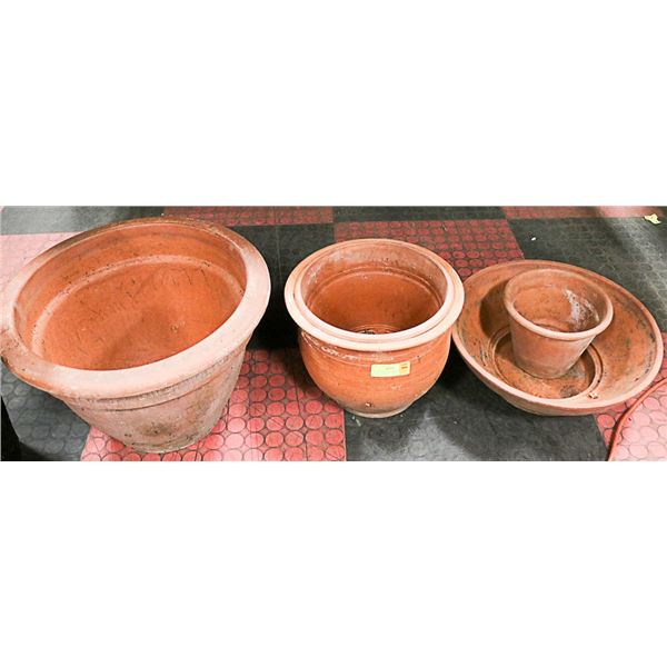 GROUP OF 4 CLAY GARDEN POTS, ASSORTED SIZES