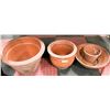 Image 1 : GROUP OF 4 CLAY GARDEN POTS, ASSORTED SIZES